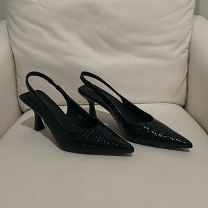 BLACK TEXTURED SHINY KITTEN HEELS